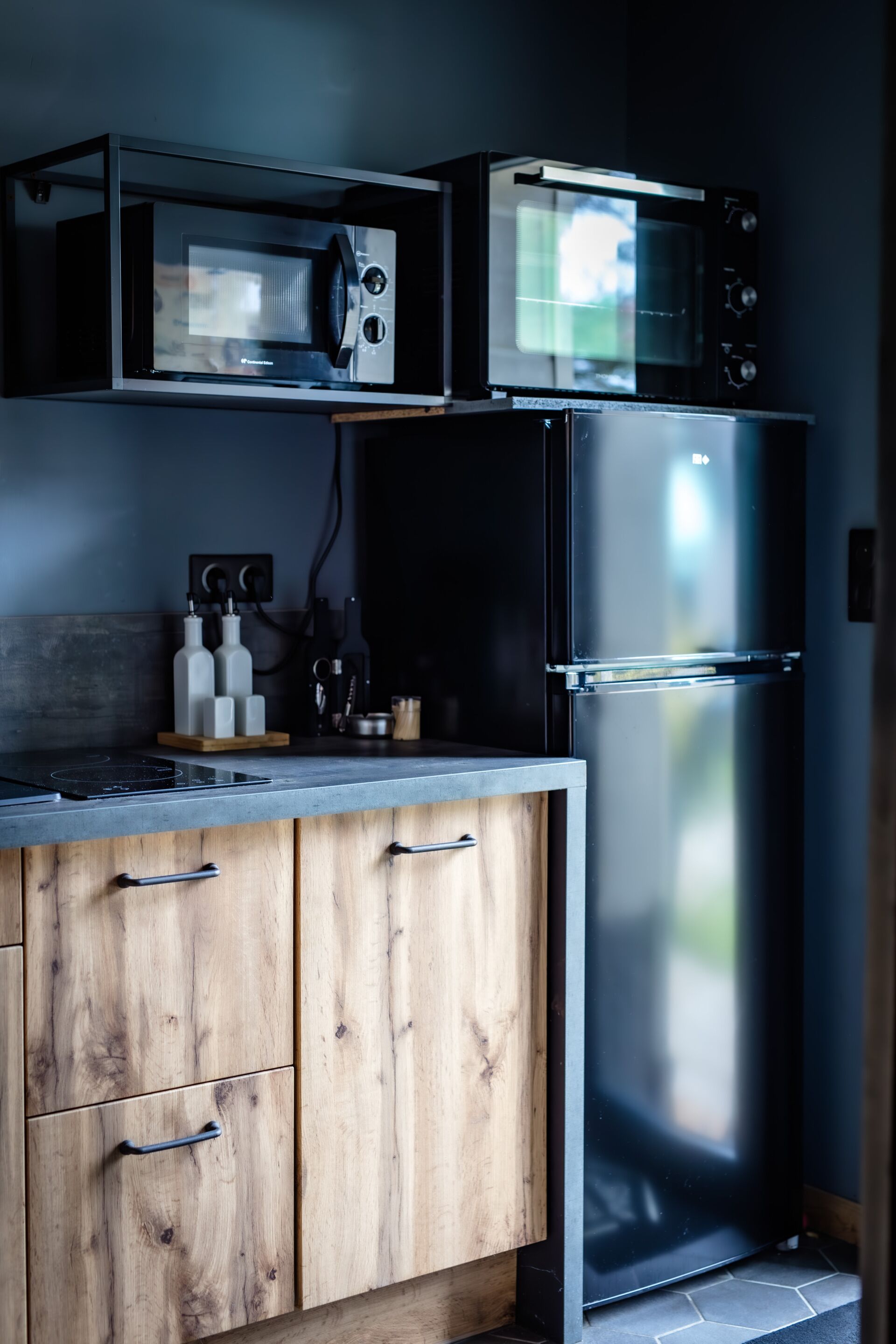 Coffee/tea maker, fridge, microwave, oven
