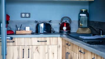 Coffee/tea maker, fridge, microwave, oven