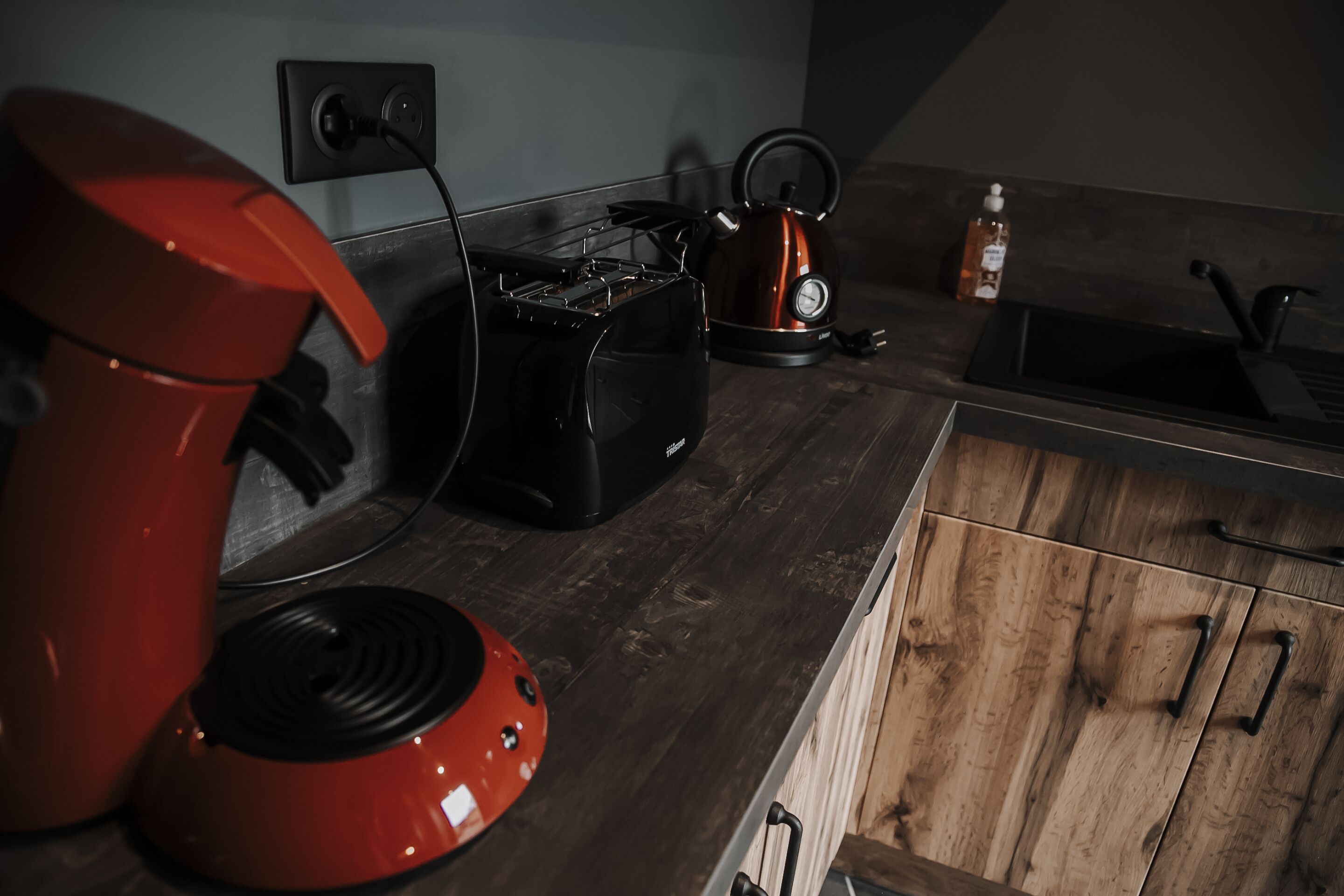 Coffee/tea maker, fridge, microwave, oven