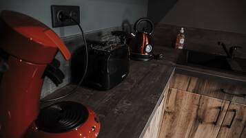Coffee/tea maker, fridge, microwave, oven