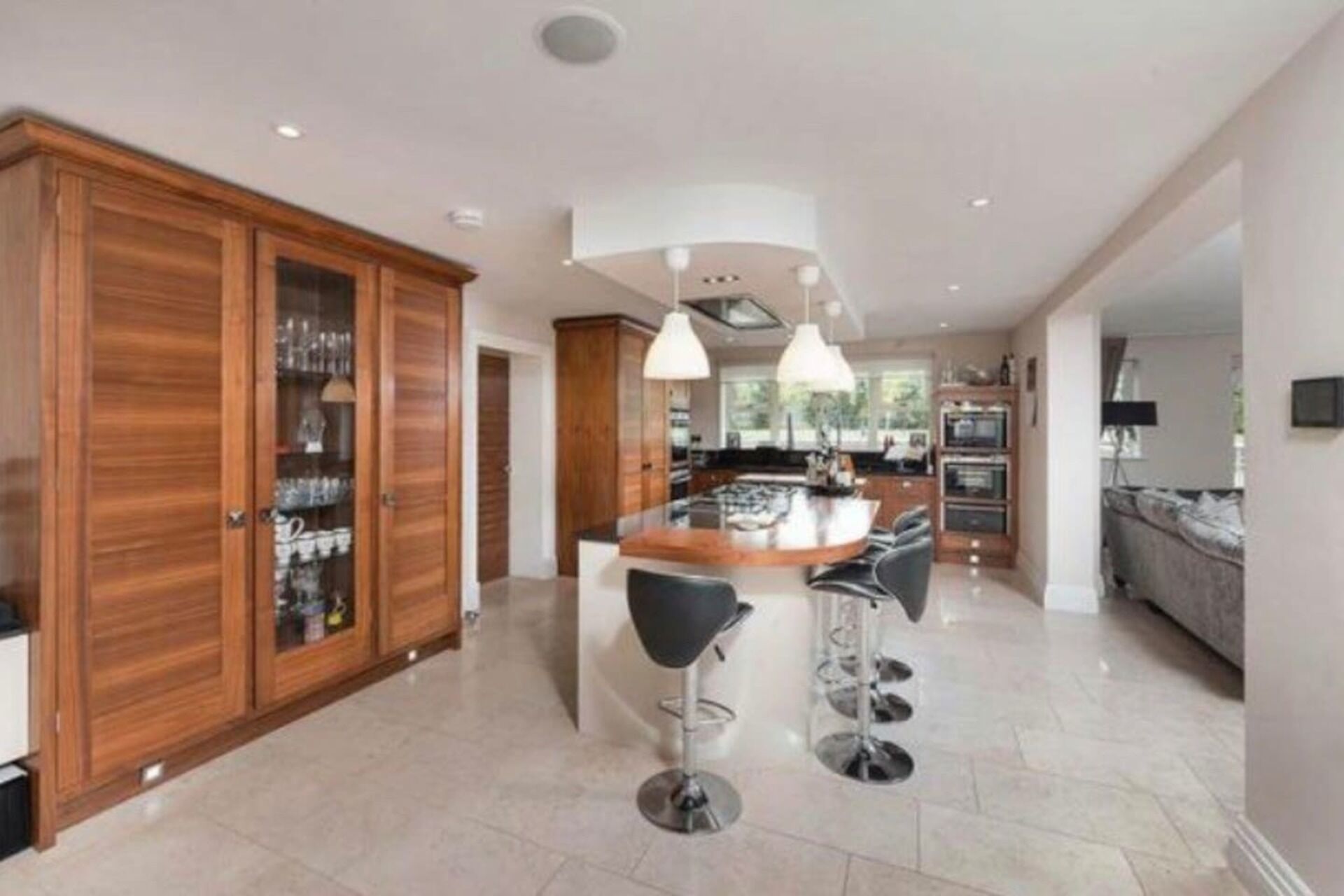 House | Private kitchen | Fridge, microwave, oven, stovetop