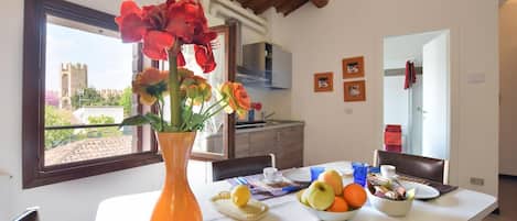 Apartamento | Cozinha privada | Geladeira, micro-ondas, fogão, cooktop