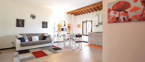 Apartment | Ruang tamu | 30 inci televisyen dengan kabel