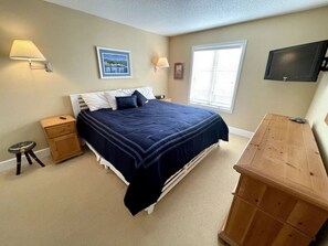 4 bedrooms, desk, iron/ironing board, travel cot - Bayfield on the Lake - Waterfront Condo Downtown #302 (Bayfield)