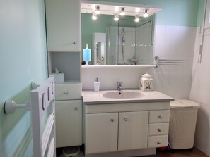 Douche, sèche-cheveux, serviettes fournies, savon