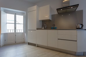 Frigorífico, microondas, lavavajillas y cafetera o tetera