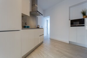 Een koelkast, een microgolfoven, een vaatwasser