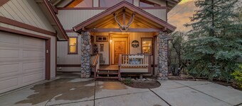 Cabin with a Million Dollar View! Game room, Pool table and Hot tub!