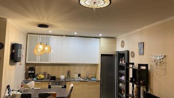 Kühlschrank, Ofen, Herdplatte, Wasserkocher mit Kaffee-/Teezubehör