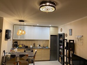 Fridge, oven, stovetop, coffee/tea maker