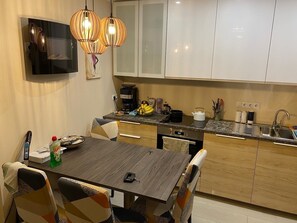 冷蔵庫、オーブン、コンロ、コーヒー / ティーメーカー