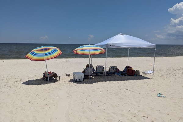 Vlak bij het strand, ligstoelen, strandlakens