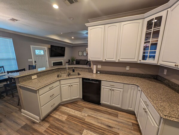 冷蔵庫、電子レンジ、オーブン、コンロ