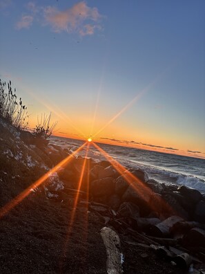 Beach - The Cozy Cabin near Geneva on the Lake and Wineries! (Ashtabula)