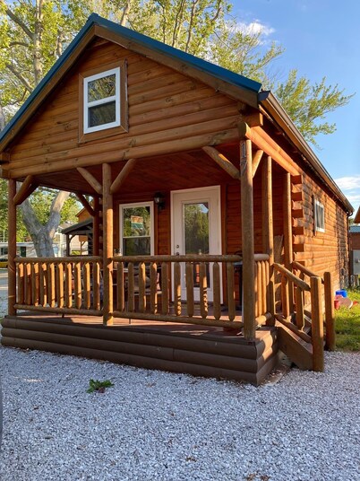 The Cozy Cabin near Geneva on the Lake and Wineries!