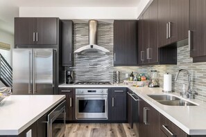 Køleskab, mikrobølgeovn, ovn, kogeplade