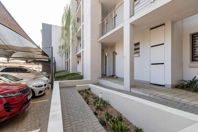 Lovely modern 2 bedroom apartment with pool.