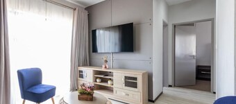 Lovely modern 2 bedroom apartment with pool.