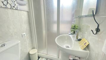 Regadera, toallas, jabón, papel de baño