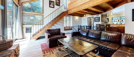 Fernseher, Kamin, DVD-Player