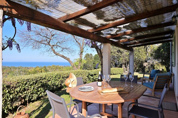 Outdoor dining - Punta della Guardia Estate, Villa with sea view in a nature reserve, beaches 1.5 Km away (Cervione)