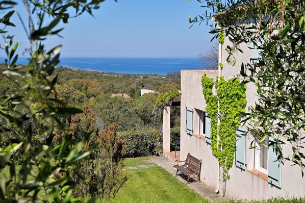 A villa with a view of the sea, a garden, and a bench. - Punta della Guardia Estate, Villa with sea view in a nature reserve, beaches 1.5 Km away (Cervione)
