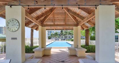 1 BR King- Rooftop Pool close to beach Casa Costa