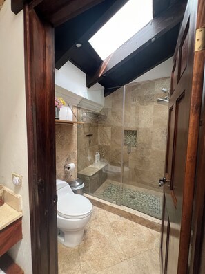 Douche, séchoir à cheveux, serviettes fournies, savon