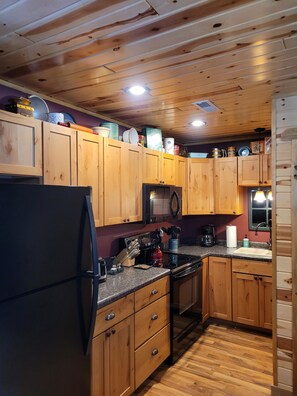 Kjøleskap, mikrobølgeovn, ovn og kokeplater