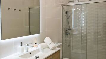 Bathtub, hair dryer, towels