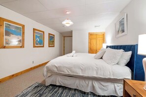 4 bedrooms, desk, iron/ironing board, WiFi