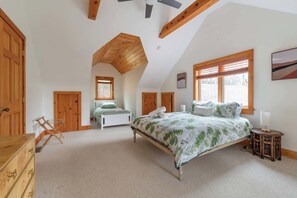 4 bedrooms, desk, iron/ironing board, WiFi