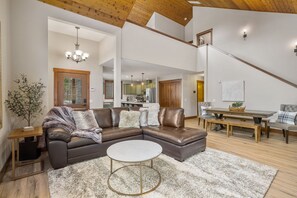 Smart TV, fireplace, table football, ping pong - 🌄Luxe House - NEW game room, hot tub, firepit, private retreat 🌄 (Ronald)