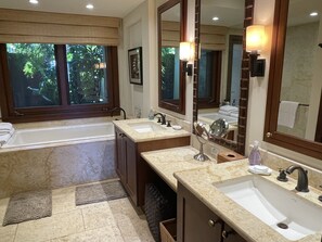 Combined shower/tub, jetted tub, hair dryer, towels