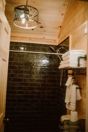 Shower, towels - Cozy cabin in Hocking Hills - Merlot Cabin #8 - Hot Tub - Fire Ring - Wifi (Logan)
