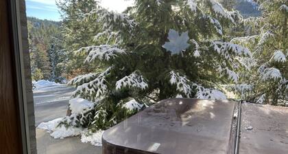 Mountain hideaway, minutes from Mission Ridge Ski and Board Resort