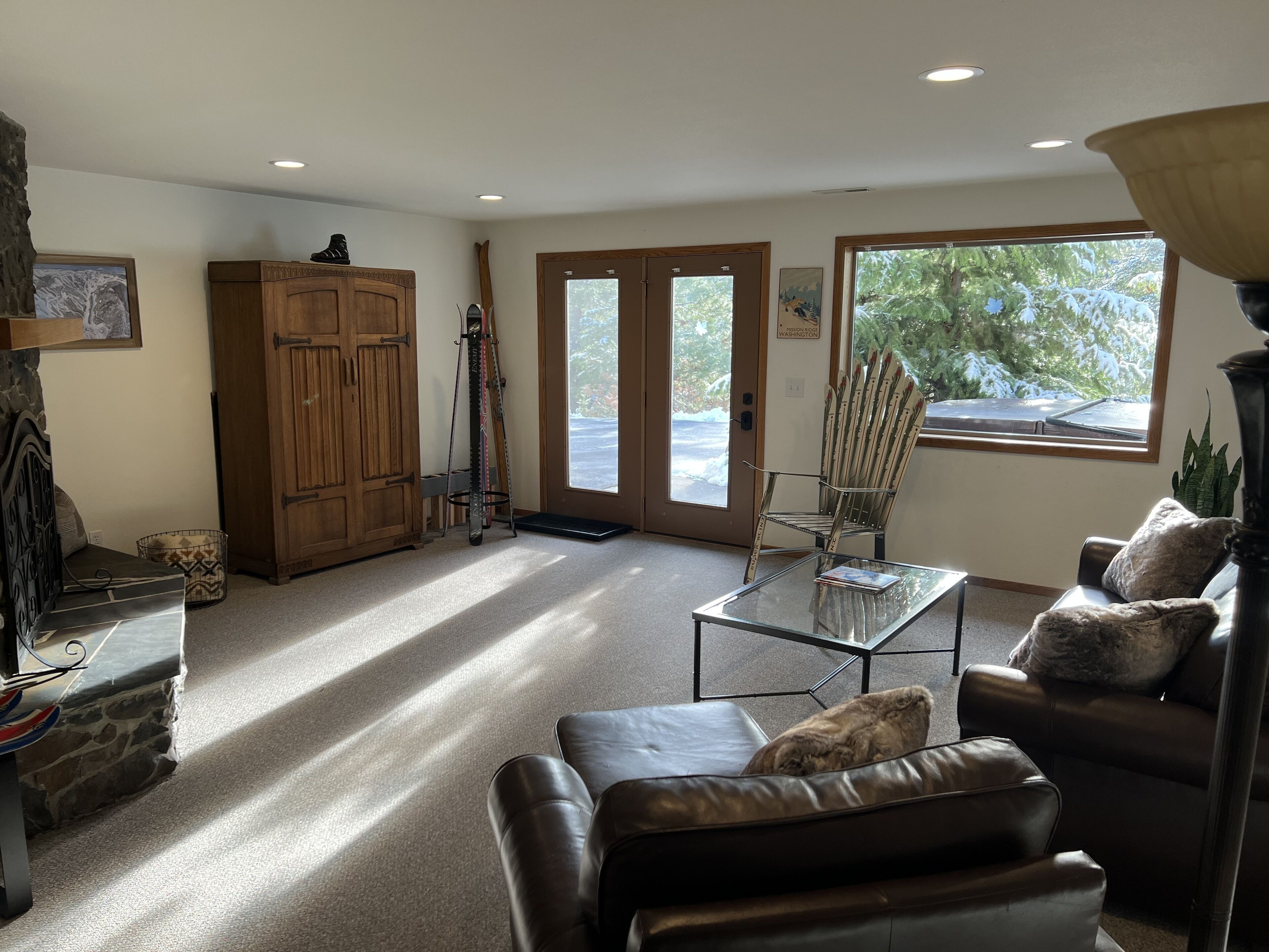 Smart-tv, een open haard, een dvd-speler en boeken