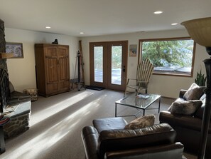 Smart TV, fireplace, DVD player, books