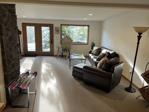 Smart-TV, Kamin, DVD-Player, Bücher