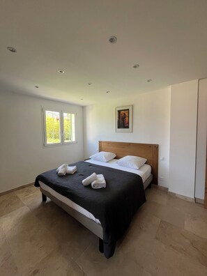 2 habitaciones, tabla de planchar con plancha, wifi y ropa de cama 