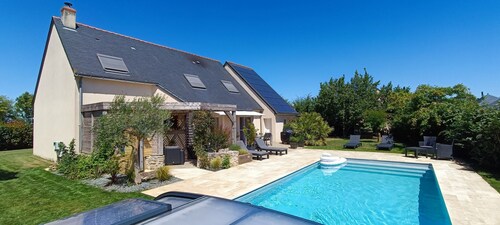 Maison familiale standing 5 chambres, avec piscine privée sécurisée.