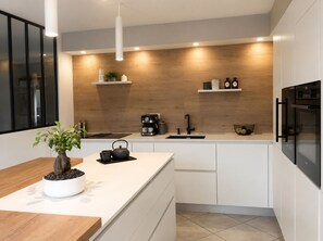 Fridge, microwave, oven, stovetop - Large family house, with private pool  (Mauges-sur-Loire)