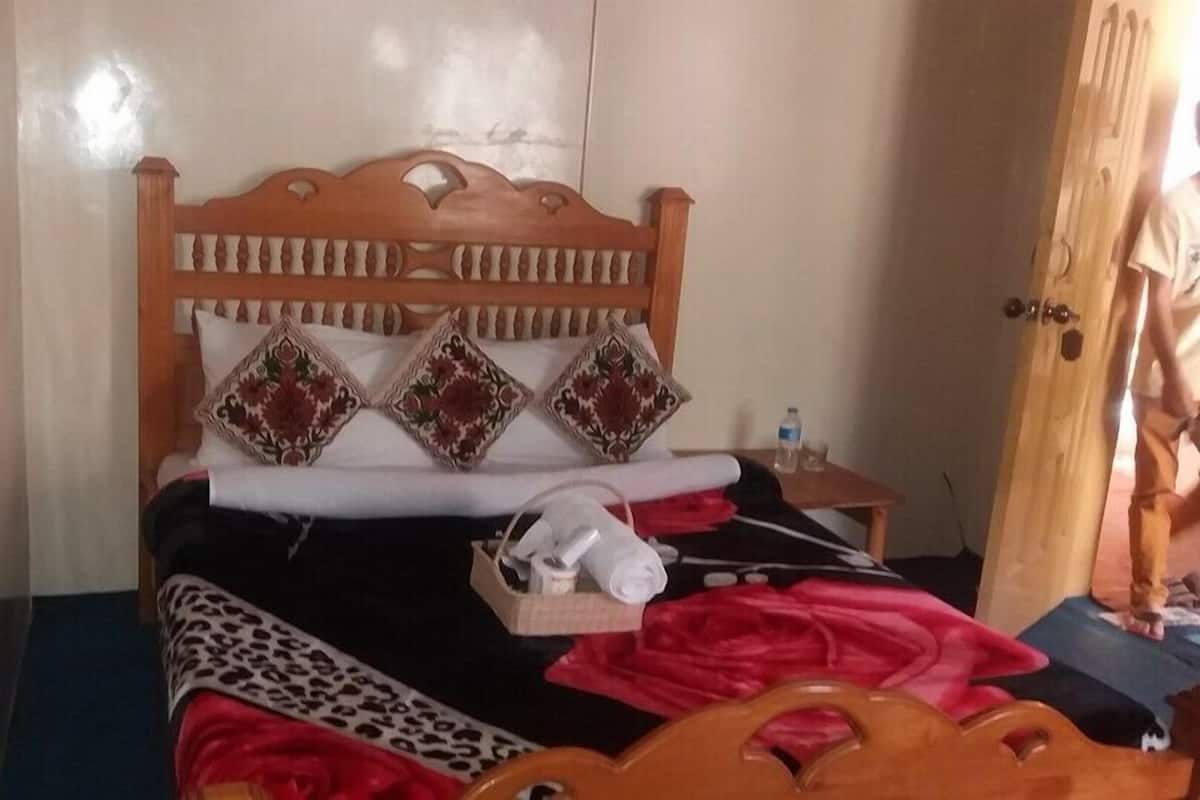 Standard Double Room | Iron/ironing board, free WiFi