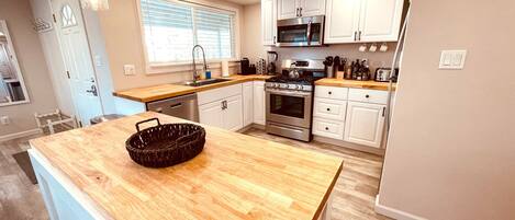 Kylskåp, mikrovågsugn, ugn och spishäll