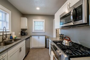 Een koelkast, een microgolfoven, een oven, een kookplaat