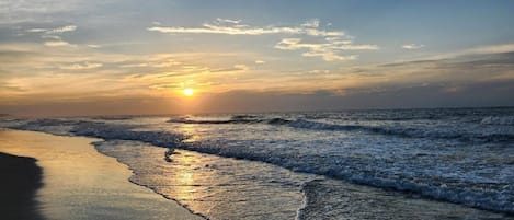 Nära stranden och solstolar