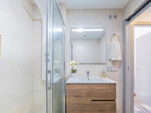 Dusche, Haartrockner, Handtücher