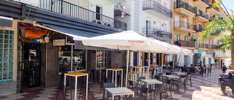 تناول الطعام بالخارج