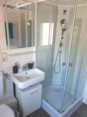 Shower, hair dryer, towels, soap - Vacation home Zum Unneschmitz, near the Rhine/Moselle, (Udenhausen)