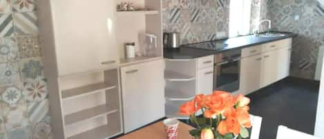 Refrigerador, microondas, horno, placa de cocina